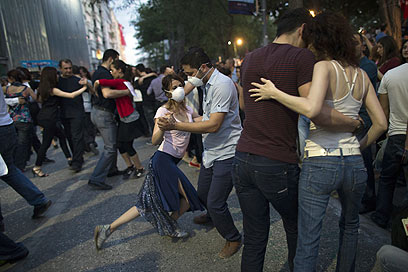 מחאה קצבית. זוגות מפגינים רוקדים טנגו בכיכר טקסים באיסטנבול (צילום: Gettyimages) (צילום: Gettyimages)