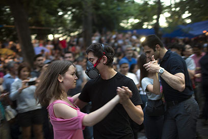 מחאה רוקדת בפארק (צילום: Gettyimages) (צילום: Gettyimages)