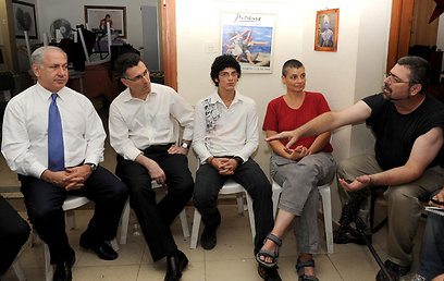 גנון (מימין) במפגש עם ראש הממשלה נתניהו לאחר הרצח (צילום: משה מילנר, לע"מ) (צילום: משה מילנר, לע