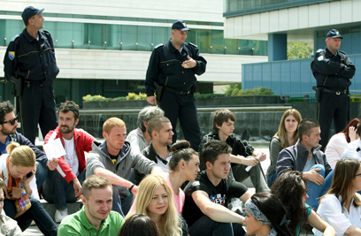 סטודנטים ליד הפרלמנט הבוסני, היום (צילום: EPA) (צילום: EPA)