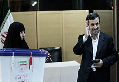 נשיא איראן היוצא הולך להצביע עם רעייתו ()