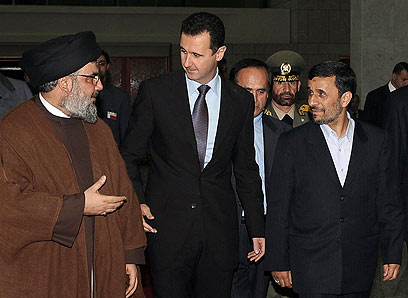 פסגת טרור ורשע: נשיא איראן לשעבר אחמדינג'אד, אסד ונסראללה, בעשור הקודם (צילום: AP) (צילום: AP)