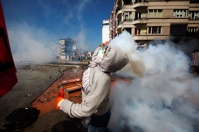 המשטרה ממשיכה בשימוש בגז מדמיע לפיזור המפגינים. כיכר טקסים באיסטנבול (צילום: EPA) (צילום: EPA)