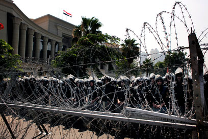 הצבא הזהיר את המשטר מאלימות מזוינת נגד המפגינים (צילום: AP) (צילום: AP)
