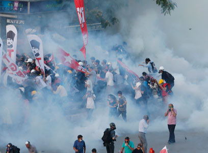 המפגינים מותקפים בגז מדמיע, שלשום (צילום: רויטרס) (צילום: רויטרס)