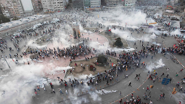 כיכר טקסים, בעת המהומות (צילום: רויטרס) (צילום: רויטרס)
