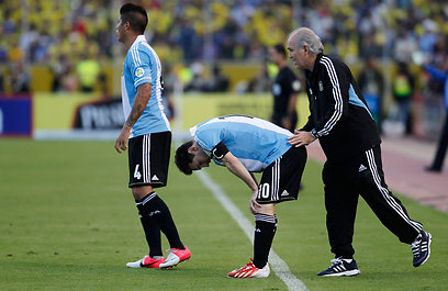 ארגנטינה וליונל מסי מתקשים לנשום בגבהים של קיטו (צילום: AP) (צילום: AP)