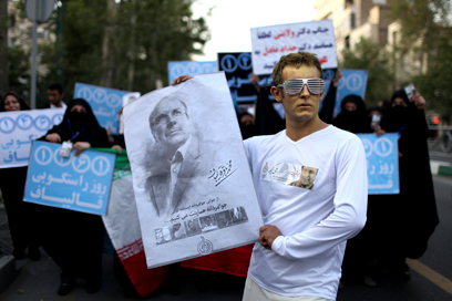 תומך בקליבאף בעצרת בטהרן. מפקד המשטרה הראשון שהכניס נשים לכוח (צילום: AP) (צילום: AP)