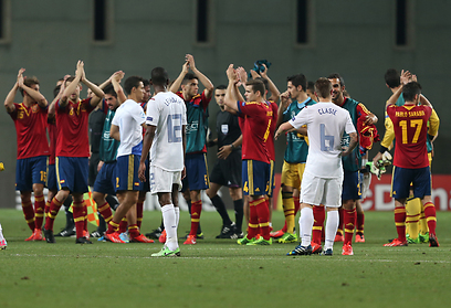 ספרד מודה לקהל אחרי הניצחון היפה  (צילום: אורן אהרוני) (צילום: אורן אהרוני)