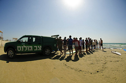 ג'נגו מגיע עם הצב-בולנס לחוף מעגן מיכאל ומושך אליו סקרנים רבים (צילום: אורי מגנוס) (צילום: אורי מגנוס)