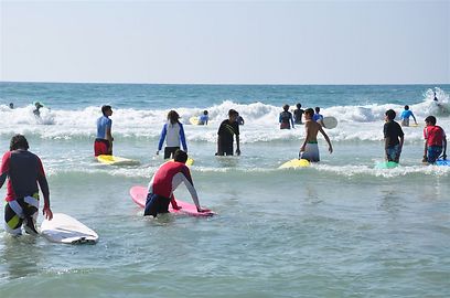 יום ההשבה לטבע. עשרות גולשי ים צעירים ממתינים לג'נגו (צילום: יניב לוי, רשות טבע והגנים) (צילום: יניב לוי, רשות טבע והגנים)