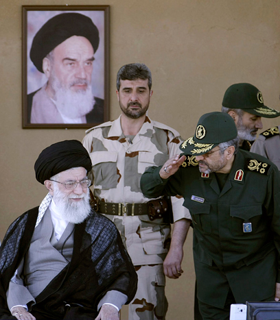 מוקף במעגל נאמנים. חמינאי ומפקד משמרות המהפכה עלי ג'עפרי (צילום: AP) (צילום: AP)