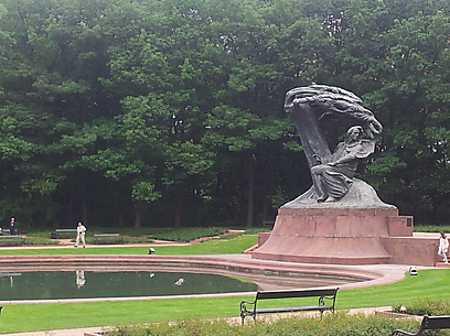 פסל שופן פארק ווז'ניקי  (צילום: נעם גיל) (צילום: נעם גיל)