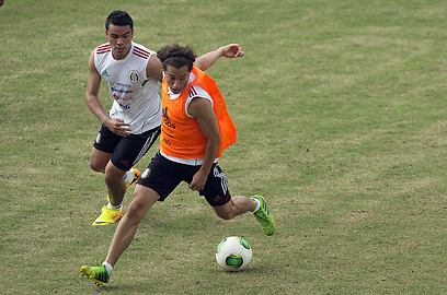 אנדרס גוורדאדו ועומר בראבו באימון נבחרת מכסיקו (צילום: AFP) (צילום: AFP)