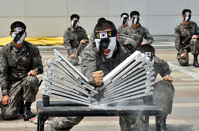 אמנות הקרב. חיילים דרום קוריאנים מתאמנים לקראת המשחקים האסייתיים לאמנויות לחימה בעיר אינצ'ון (צילום: AFP) (צילום: AFP)