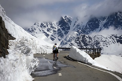 רואה לבן בעיניים. רוכב האופניים השווייצרי ז'אן-לואי מארגליש מפדל במעבר ההרים סן ברנאר הגדול (צילום: AFP) (צילום: AFP)