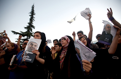 להתראות אחמדינג'אד. עצרת בטהרן של נשים שתומכות במועמד המתון חסן רוחאני (צילום: AFP) (צילום: AFP)