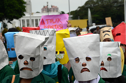 גדול עליהם. סטודנטים מפגינים מחוץ לארמון הנשיאות בג'קרטה במחאה על עליית מחירי הדלק באינדונזיה (צילום: AFP) (צילום: AFP)