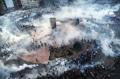כיכר העיר עדיין הומה. תקסים התמלאה בגז מדמיע בניסיון נוסף של משטרת איסטנבול לפנות את המפגינים מהמקום (צילום: AFP) (צילום: AFP)
