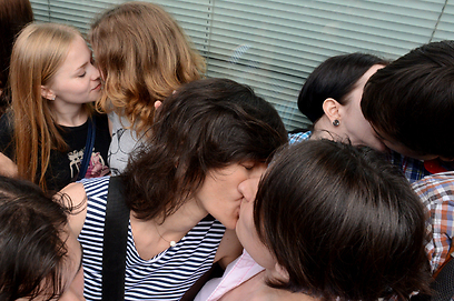 להט"ב היות האדם לבדו. הפרלמנט הרוסי אישר חוק האוסר לקיים "תעמולה הומוסקסואלית" כמו מצעדי גאווה ואפילו נשיקה חד-מינית ליד קטינים. עשרות פעילי מחאה התנשקו במופגן מול הפרלמנט, וכשהותקפו - נעצרו בעצמם (צילום: AFP) (צילום: AFP)