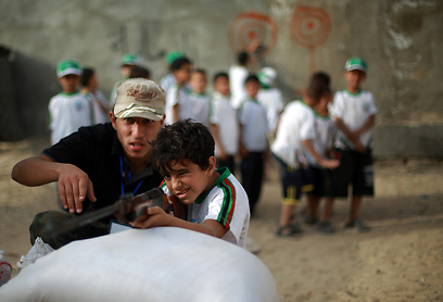 סאמר טיים. בקייטנת הקיץ של הג'יהאד האיסלאמי בעזה מלמדים את הילדים לירות ברובה וגם לחטוף חיילים ישראלים (צילום: AFP) (צילום: AFP)