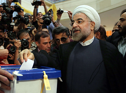 גם חסן רוחאני כבר הצביע (צילום: AFP) (צילום: AFP)