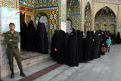 נשים בכניסה לקלפי (צילום: AP) (צילום: AP)