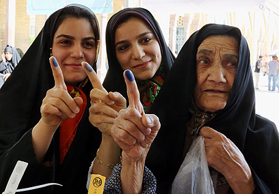 הצבעתי! אצבעותיהן המוכתמות של נשים שכבר הצביעו (צילום: EPA) (צילום: EPA)