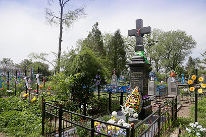 מצבה לזכר הנרצחים באוקראינה (צילום: AP) (צילום: AP)