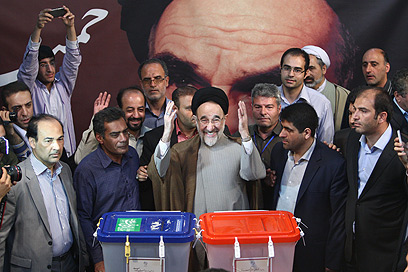 נשיא איראן לשעבר חאתמי מצביע (צילום: AFP) (צילום: AFP)