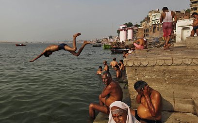 קופצים לנהר הגנגס הקדוש בוורנאסי שבהודו (AP) (AP)