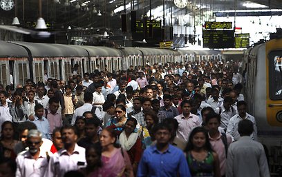 תחנת הרכבת במומבאי, העיר השנייה בגודלה בעולם (AP) (AP)