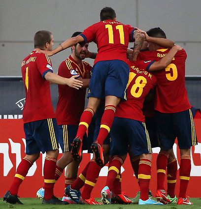 נבחרת ספרד חוגגת ביורו. פייבוריטית בגמר (צילום: AFP) (צילום: AFP)
