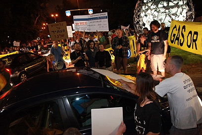 הפגנה נגד לפיד, מדי מוצאי שבת  (צילום: מוטי קמחי) (צילום: מוטי קמחי)