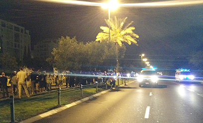 מפגינים וכוחות משטרה על דרך נמיר בתל אביב (צילום: אור מנבר) (צילום: אור מנבר)