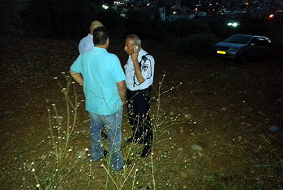 מאחורי השוטרים - הרכב שהידרדר ופגע באישה (צילום: אתר אלערב) (צילום: אתר אלערב)