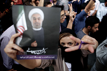 חגיגות ניצחון ברחובות טהרן (צילום: AFP) (צילום: AFP)