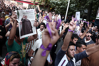 המהפכה הסגולה. תומכי רוחאני ברחובות טהרן (צילום: MCT) (צילום: MCT)