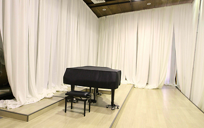 פסנתרים יוצבו לחזרות מאחורי הקלעים (צילום: עידו ארז) (צילום: עידו ארז)