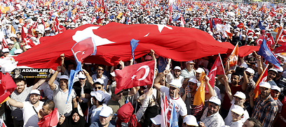 ההמונים באיסטנבול, בעד ארדואן (צילום: EPA) (צילום: EPA)