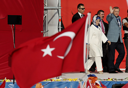 ארדואן ואשתו עולים לבמה באיסטנבול (צילום: EPA) (צילום: EPA)
