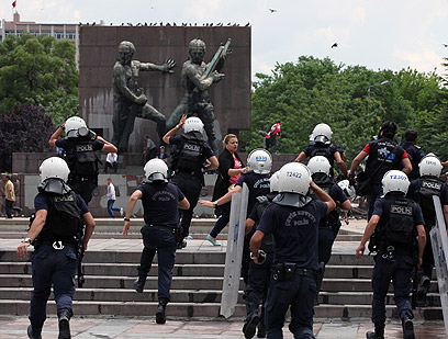 מוברחים על ידי המשטרה (צילום: AP) (צילום: AP)