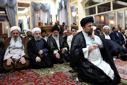 רוחאני מתפלל, שני משמאל. מסר פייסני לסעודיה (צילום: AP) (צילום: AP)
