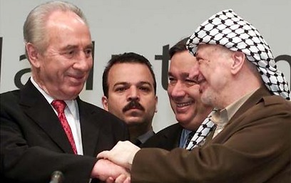 Arafat with Shimon Peres (Photo: Reuters)