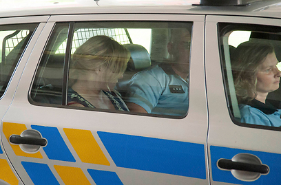 נאגיובה בניידת משטרה לאחר מעצרה (צילום: רויטרס) (צילום: רויטרס)