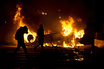מפגינים שרפו מכוניות ליד בניין הקונגרס בריו דה ז'ניירו (צילום: AFP) (צילום: AFP)