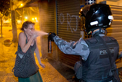 בריו דה ז'ניירו השתמשו בגז מדמיע נגד מפגינים (צילום: AP) (צילום: AP)