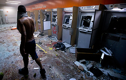 מארגני ההפגנות קראו שלא להרוס רכוש פרטי וציבורי. כספומטים הרוסים בריו דה ז'ניירו (צילום: AP) (צילום: AP)