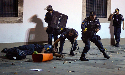 לפחות 20 שוטרים נפצעו בריו דה ז'ניירו (צילום: AP) (צילום: AP)