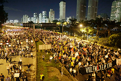 המחאה החלה בשבוע שעבר עם העלאת תעריפי הנסיעה בתחבורה הציבורית. סאו פאולו (צילום: AP) (צילום: AP)